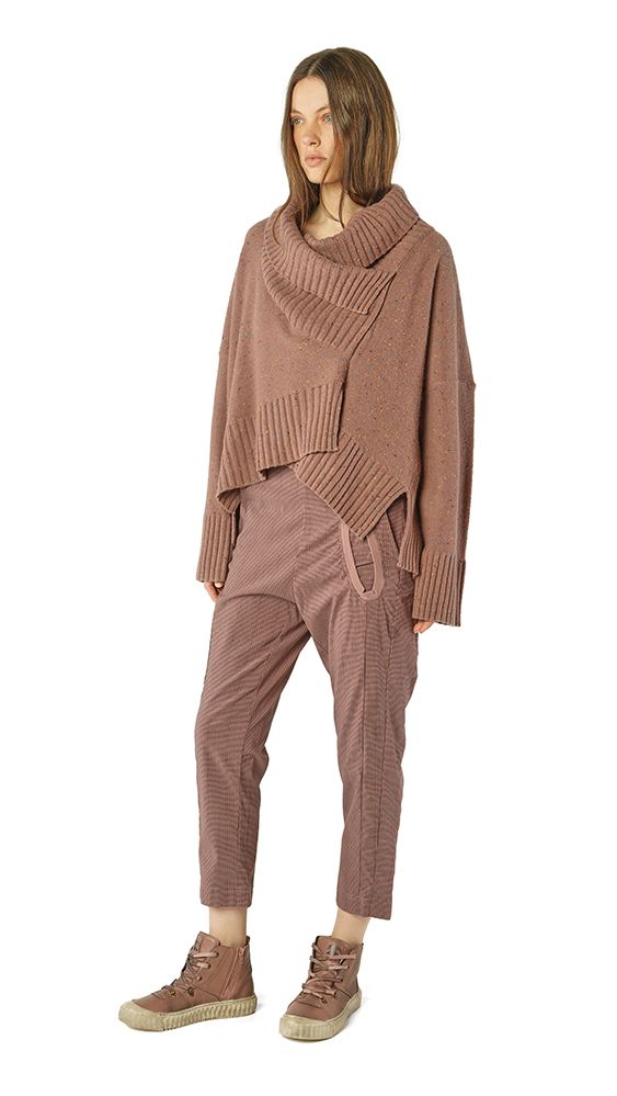Frau trägt oversized taubenfarbenen Pullover mit weitem Schnitt und passende Hosen, beige Schuhe.