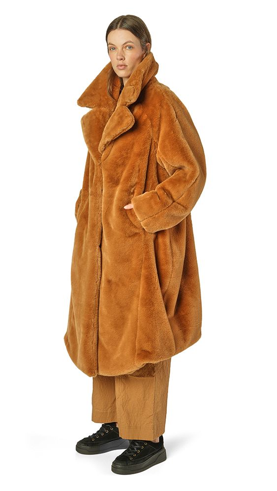 Lange, taubraune Pelzcoat mit weitem Schnitt und schwarze Stiefel, elegant und oversized.