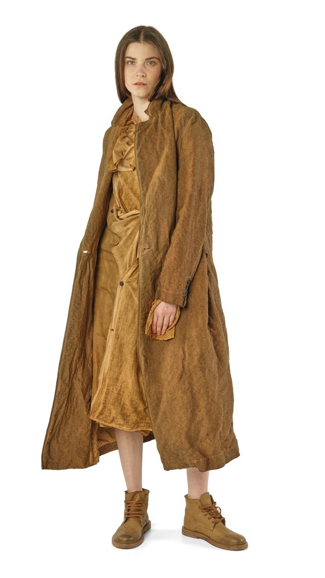 Lange, beige Wollrobe mit weitem Schnitt und bequemen Stiefeln getragen.
