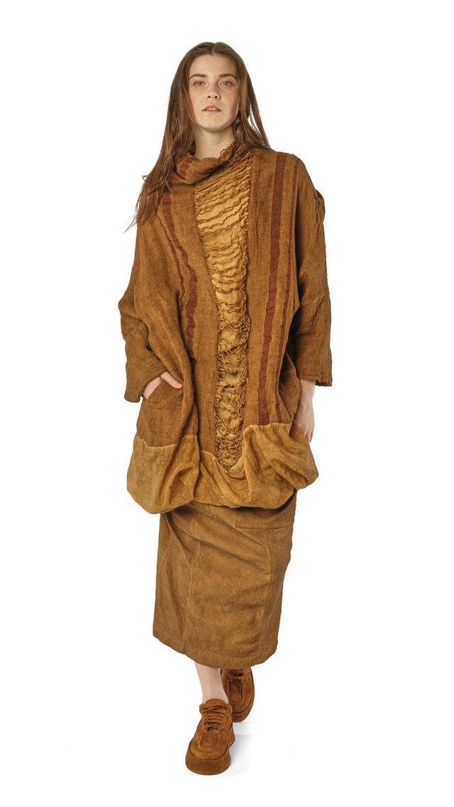 Frau trägt warmes, langes Wollkleid mit Cape und Stulpenhandschuhen, beige-braun, elegant.