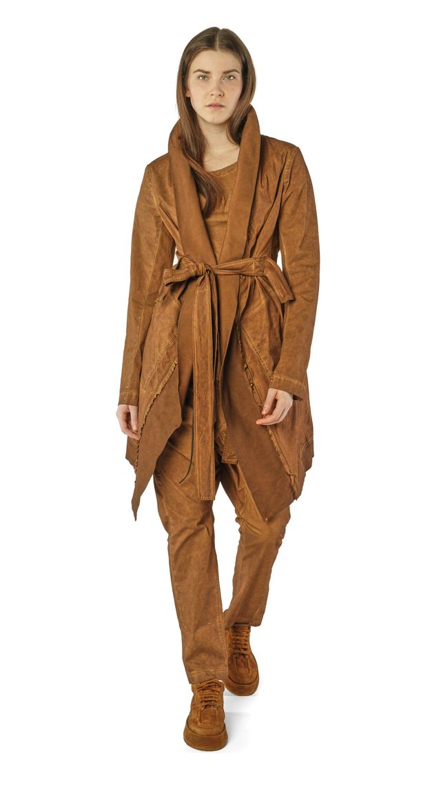 Frau trägt braunen oversized Mantel mit weitem Saum und passende Hose, stilvoll kombiniert.