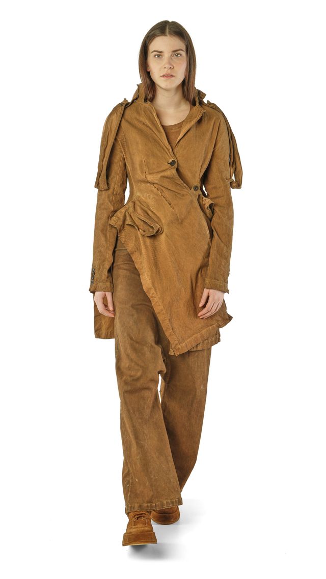 Person trägt oversized braunen Wolloverall mit weitem Schnitt und Anzugscharakter.