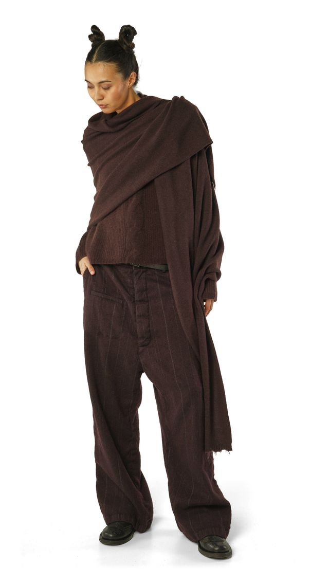 Person trägt maronenfarbenes, langes Overall-Kleid mit Schal und schwarzen Schuhen.