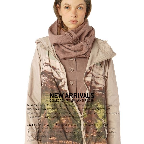 Frau trägt stylischen Herbst-Winter-Jackenmantel mit Naturmuster, beige und braun, New Arrivals.
