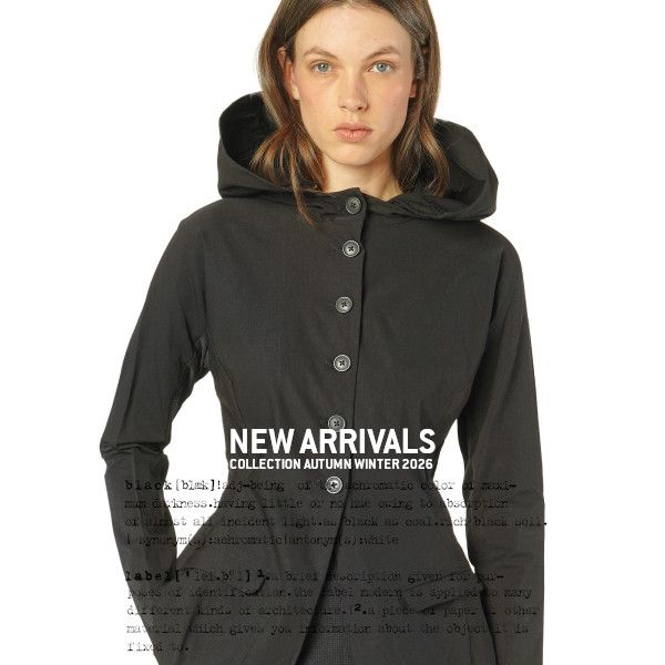 Frau trägt schwarzen Hooded-Parka, neue Herbst-Winter-Kollektion 2026.