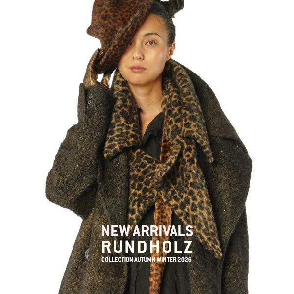 Frau trägt stylischen Leopardenmantel und -hut, Rundholz Herbst-Winter 2026 Kollektion.