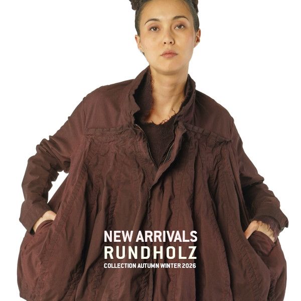 Frau trägt oversized braunen Rundholz-Mantel, neue Ankunft Herbst/Winter 2026.